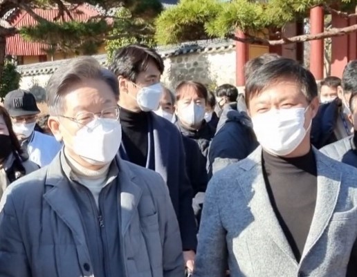 이재명 민주당 대통령후보와 황토현 유적지에서 동행하고 있는 이학수 전 의원