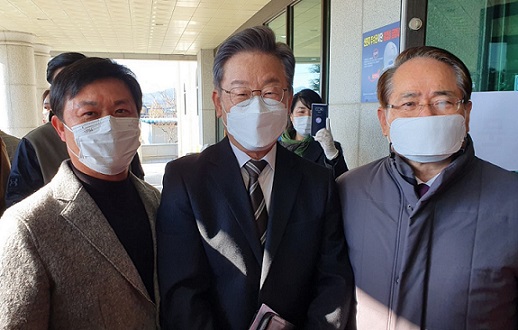 예배 후 이재명 대통령후보와 이학수 전 의원, 성광교회 목사
