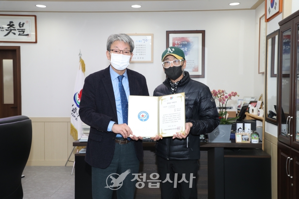 황창민 삼을품은닭 이미지