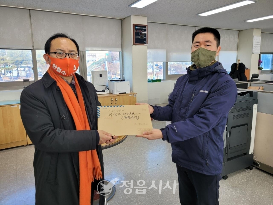 이상옥 예비후보가 선관위에 후보 등록 서류를 제출하고 있는 모습