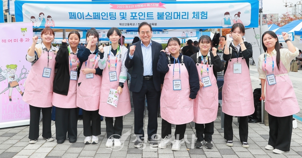 학산고에서 학생들과 기념사진